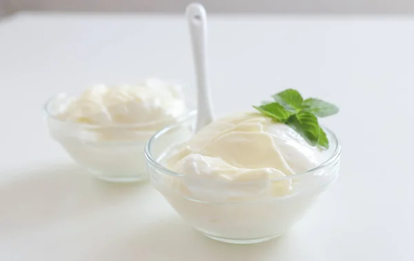 Naturjoghurt Oder Joghurt Mit Sahne Und Minze — Stockfoto