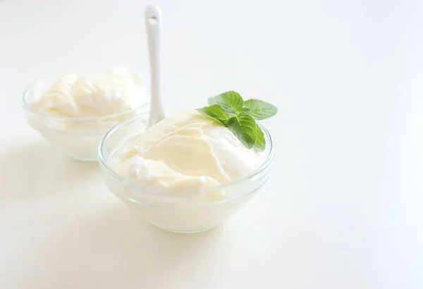 Jogurt Naturalny Lub Jogurt Śmietaną Miętą — Zdjęcie stockowe