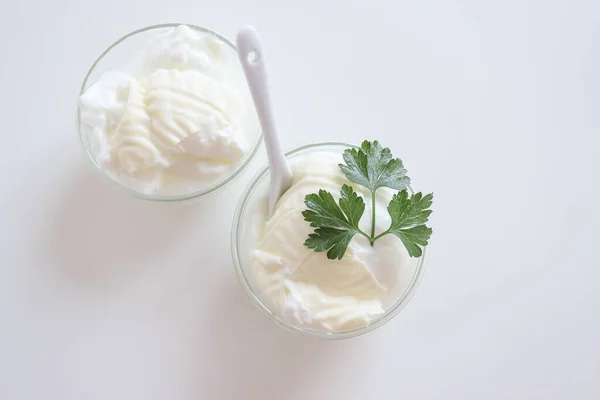 Jogurt Naturalny Lub Jogurt Śmietaną Pietruszką — Zdjęcie stockowe