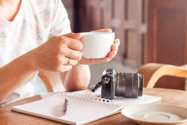 Mulher com xícara de café no café — Fotografia de Stock