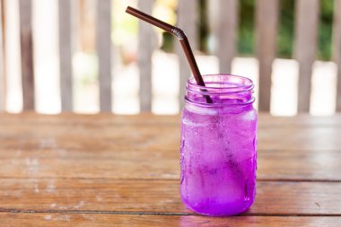 Kafede Menekşe cam buzlu içecek