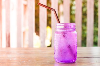 Kafede Menekşe cam buzlu içecek