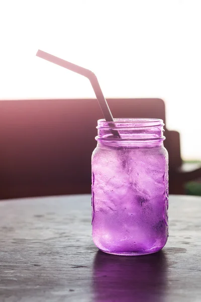 Bebida helada en vidrio violeta en cafetería — Foto de Stock