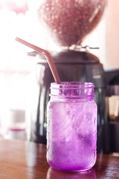 Bebida helada en vidrio violeta en cafetería — Foto de Stock