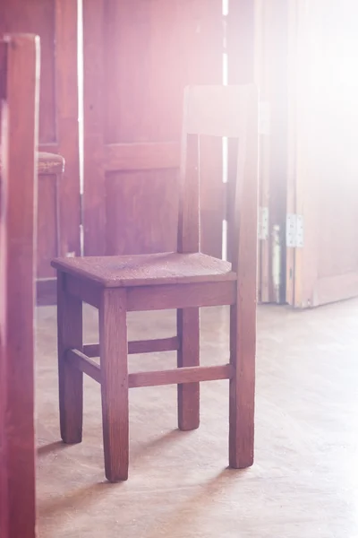 オールド スタイルのビンテージ フィルター付きのコーヒー ショップで木の椅子 — ストック写真