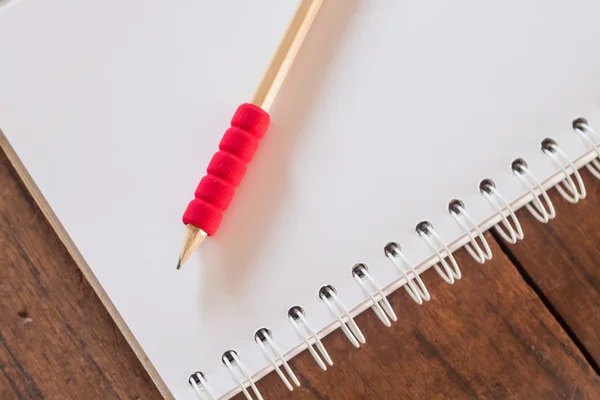 Estación de trabajo con cuaderno y lápiz — Foto de Stock