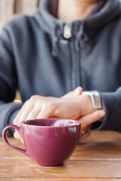 Kvinnan kontrollerar tiden på ett armbandsur — Stockfoto