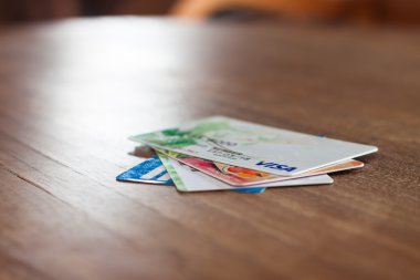 Chiang Rai, Tayland - 3 Mart 2016: Visa kartları ahşap tablo