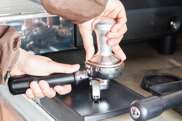 Barista com adulteração para fazer café expresso — Fotografia de Stock