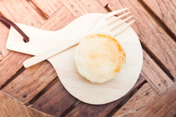 Mini pies on wooden plate — Stock Photo, Image