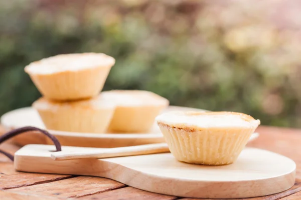 Mini torte su piatto di legno — Foto Stock