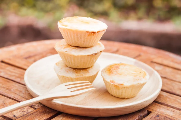 Mini torte su piatto di legno — Foto Stock