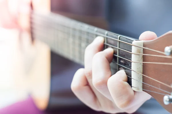 Mani di donna che suonano la chitarra acustica — Foto Stock