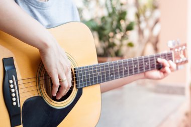 eller kadın'ın akustik gitar çalmak