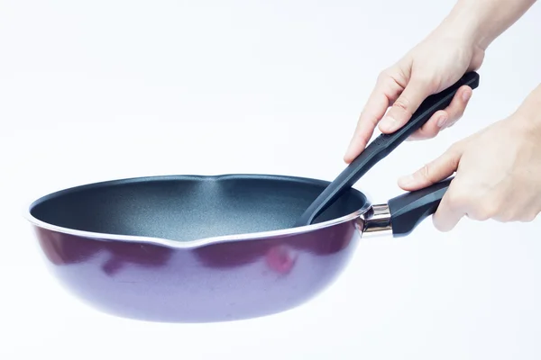 Hand med non stick stekpanna på vit bakgrund — Stockfoto