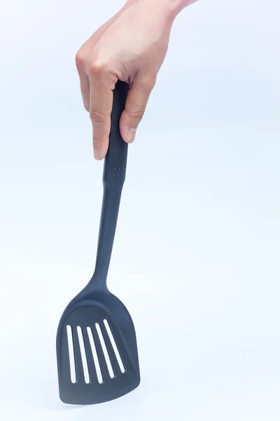 Spatule de cuisine en plastique noir sur fond blanc — Photo