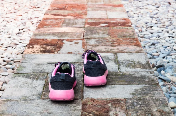 Running shoes in home garden foot path — Stock Photo, Image