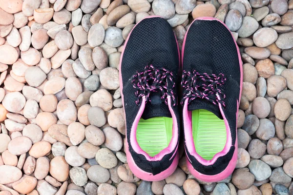 Sepatu lari di kebun rumah pada kerikil — Stok Foto