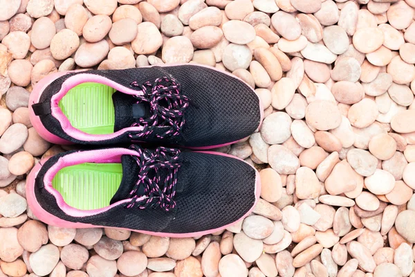 자갈에 가정 정원에서 실행 신발 — 스톡 사진
