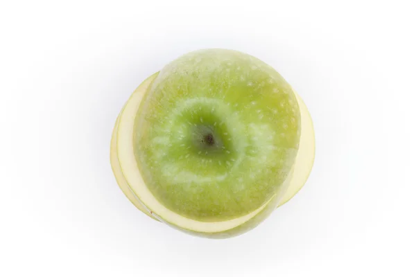 In Scheiben geschnittener grüner Apfel auf weißem Hintergrund — Stockfoto