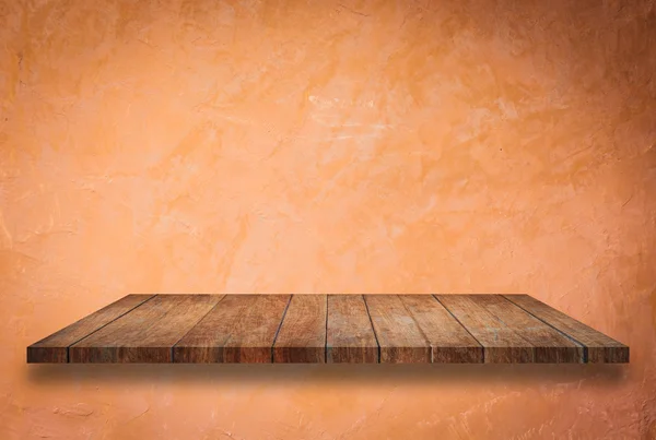 주황색 벽에 빈 관점 가기 나무 선반 — 스톡 사진