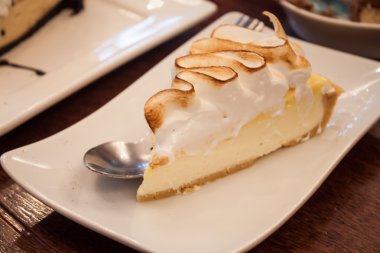 Beyaz tabakta bir parça kek