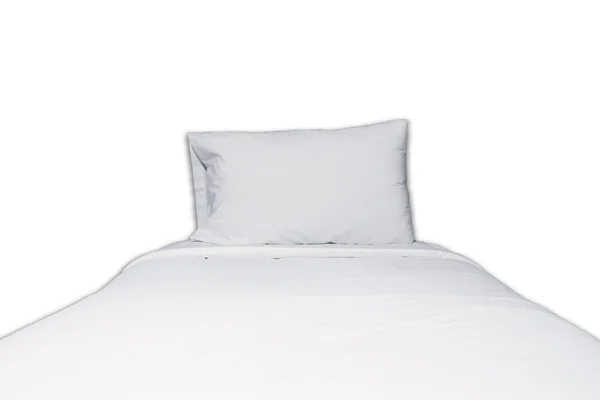 白いベッド、白い背景の上に枕を閉じる — ストック写真