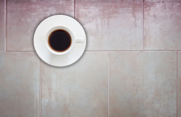 Vista superior da xícara de café em telhas cerâmicas fundo da parede — Fotografia de Stock