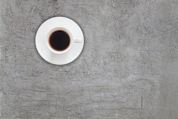 Vista superior da xícara de café em abstrsct fundo de concreto cinza — Fotografia de Stock