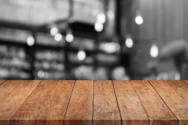 Mesa de madera con cafetería en blanco y negro fondo borroso —  Fotos de Stock