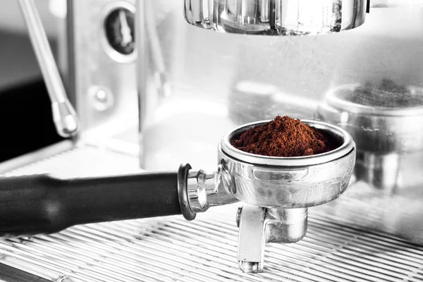 Kávé darálás, fekete-fehér háttérrel rendelkező csoport — Stock Fotó