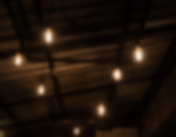 Ciepłe oświetlenie lampy na suficie w kawiarni — Zdjęcie stockowe