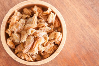 Kızarmış karides çeneleri aperatif ahşap kase