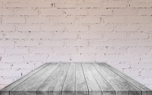 Perspektif siyah beyaz ahşap masa üstü tuğla duvar ile — Stok fotoğraf