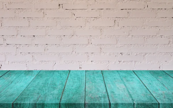 Mesa de madera azul con pared de ladrillo blanco — Foto de Stock