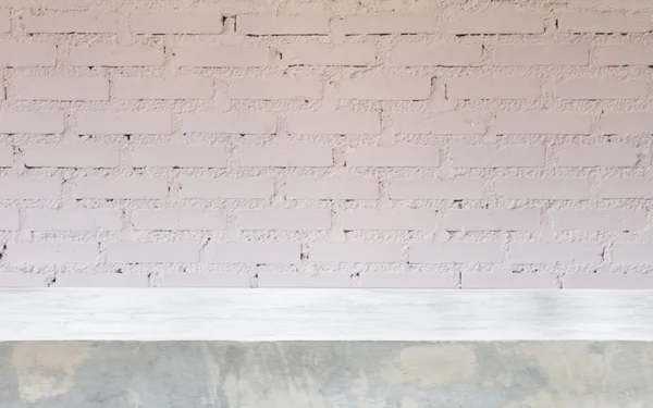 Beton masa üstü tuğla duvar ile — Stok fotoğraf