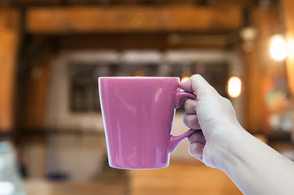 Femme main tenant tasse de café dans un café — Photo