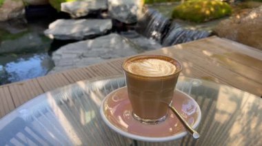 Tropik bahçede sıcak kahve, stok videosu.