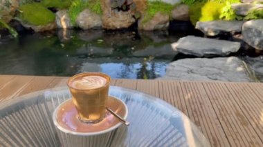 Tropik bahçede sıcak kahve, stok videosu.