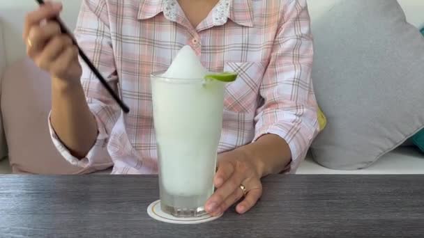 Kadınlar Bir Bardak Limon Suyu Frappe Stok Videosu Sever — Stok video