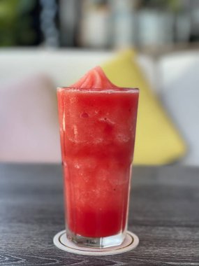 Gri masada camlı karpuz smoothie, stok fotoğrafı.