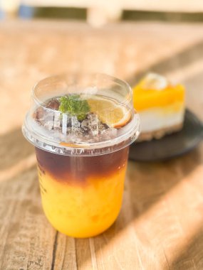 Bir bardak portakal suyu ve stok fotoğraflı buzlu americano.