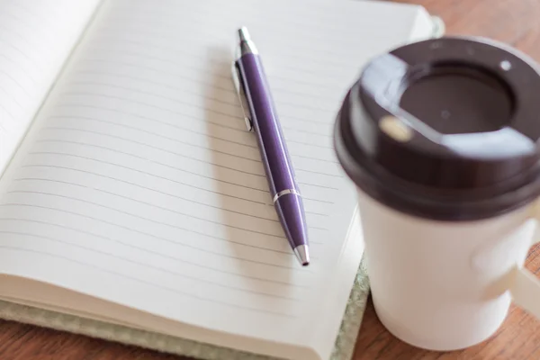 Penna och anteckningsbok med kaffekopp — Stockfoto