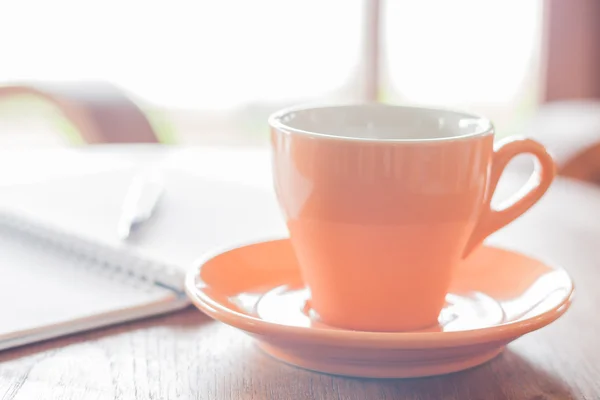 Taza de café naranja de primer plano en la cafetería —  Fotos de Stock