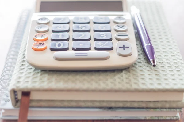 Calcolatrice da primo piano, penna e quaderni — Foto Stock
