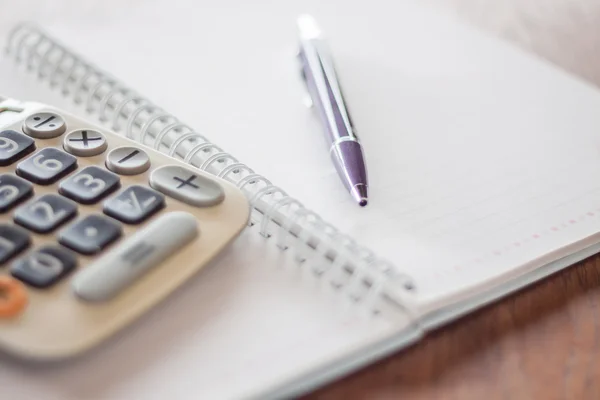 Concepto de negocio con calculadora, pluma y cuaderno — Foto de Stock