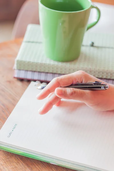 Pensando en algo para escribir en el cuaderno — Foto de Stock