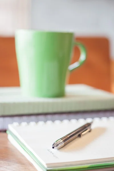 Penna da primo piano su sfondo verde tazza — Foto Stock