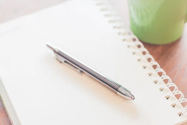 Närbild penna och spiral notebook — Stockfoto