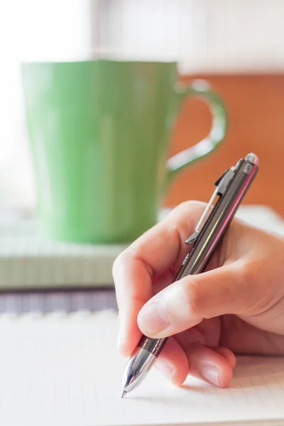 Scritto a mano su taccuino in caffetteria — Foto Stock